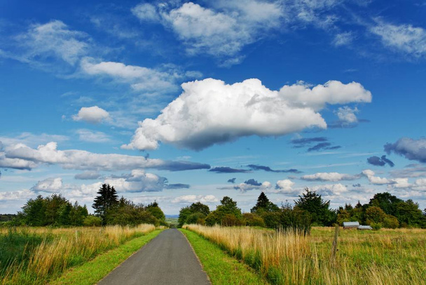path to the cloud (horizontal) - Zdjęcie, obraz