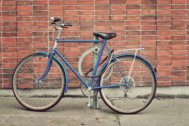 bicicleta vintage estacionada na rua - Foto, Imagem