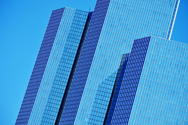 Arquitectura comercial moderna sobre cielo azul
 - Foto, imagen