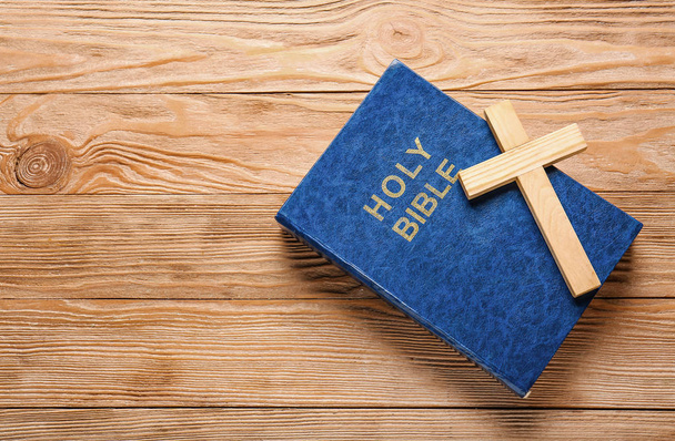 Cruz cristiana y Biblia sobre fondo de madera
 - Foto, imagen