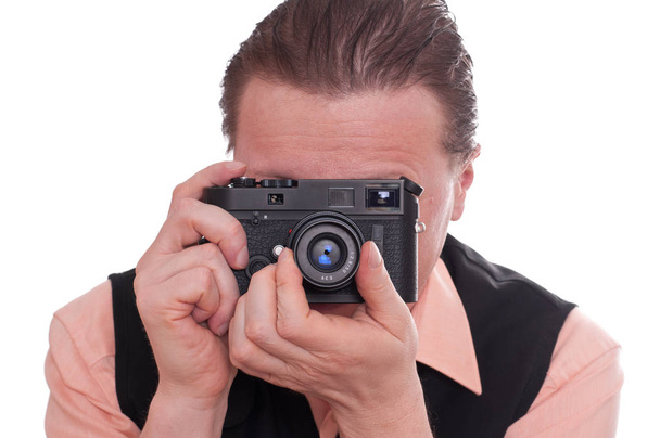 a male photographer focuses his camera - Foto, Imagen