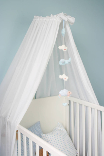 white baby crib in bedroom - Foto, Imagen