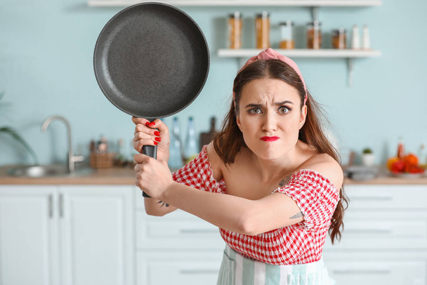Hauska vihainen kotiäiti keittiössä
 - Valokuva, kuva
