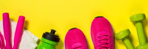 Fitness equipment flat lay image on color background. - Fotoğraf, Görsel