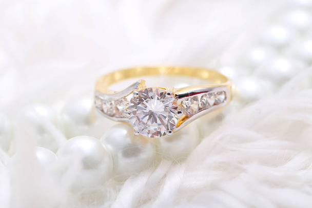 Δαχτυλίδι χρυσό με διαμάντια και μαργαριτάρια - Φωτογραφία, εικόνα