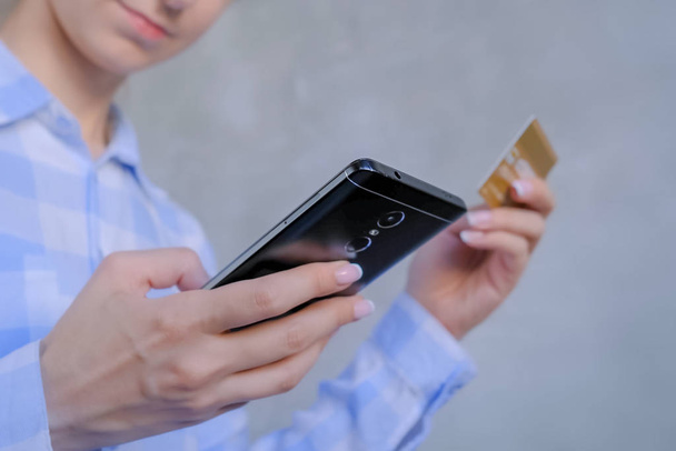 Жінка використовує смартфон і кредитну картку для онлайн-покупки
 - Фото, зображення