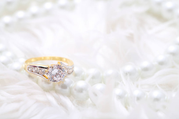 Δαχτυλίδι χρυσό με διαμάντια και μαργαριτάρια - Φωτογραφία, εικόνα