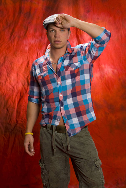 young man in a plaid shirt and jeans - Foto, immagini