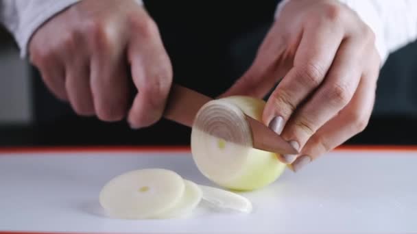 La cebolla está siendo cortada con un cuchillo
 - Metraje, vídeo