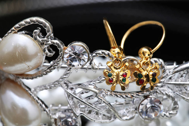 ear-ring with pearl and jewellery - Фото, зображення