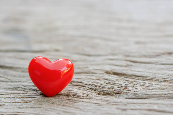 Dia dos Namorados fundo com corações vermelhos na prancha de madeira, cópia
  - Foto, Imagem