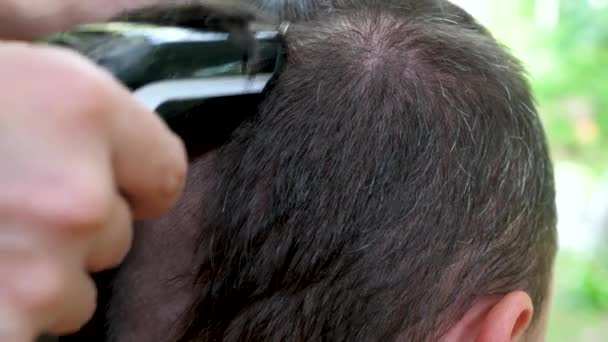 Mężczyzna strzyżenie z profesjonalnym strzyżenie włosów  - Materiał filmowy, wideo