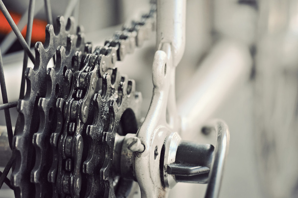Casete trasero de bicicleta en la rueda con cadena
 - Foto, Imagen