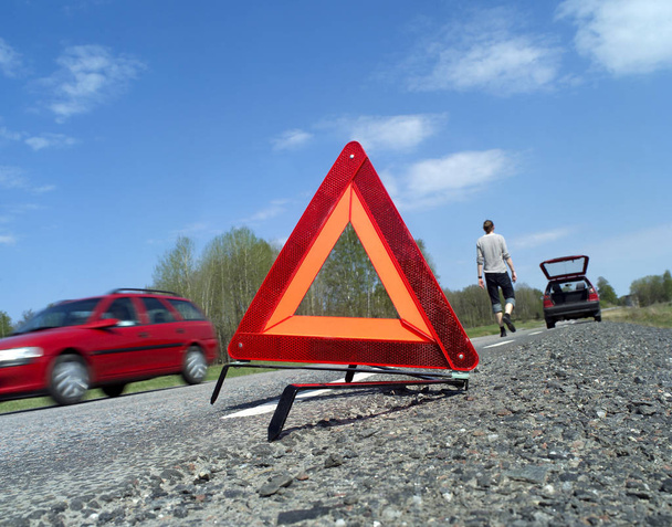 Warning traingle at the side of the road - Foto, Bild