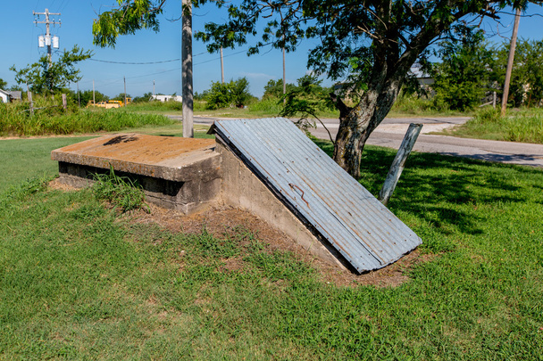 Una vecchia cantina tempesta o rifugio Tornado in Oklahoma rurale
. - Foto, immagini