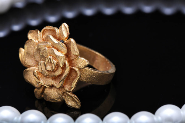 gold rose ring and pearl - Photo, image