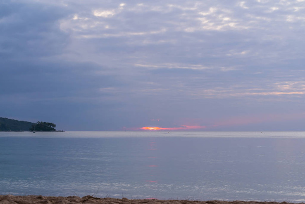 Red background, blue sky, sunset, orange sky, video, cloudscape, time lapse, dark red background, purple sunset, sky clouds, time lapse, clouds rolling out, Phuket, Thailand - Foto, afbeelding