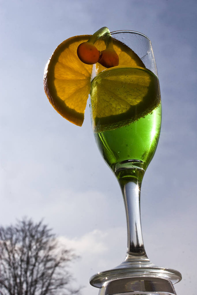 cocktail with lemon and mint - Foto, afbeelding