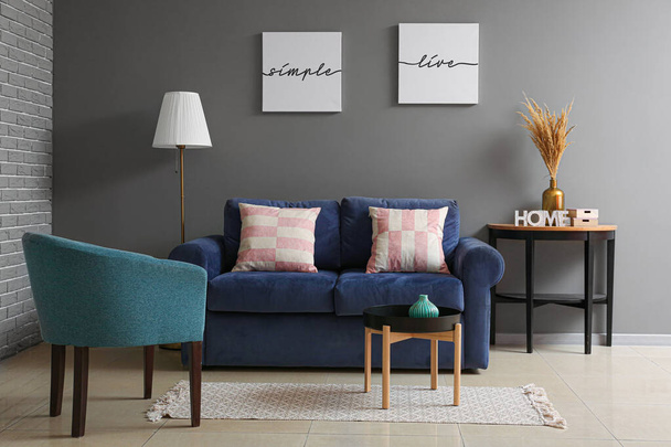 快適なソファ付きのモダンな部屋のインテリア - 写真・画像