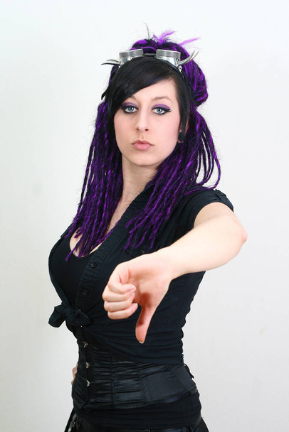 gothic κορίτσι κρατώντας τους αντίχειρες κάτω - Φωτογραφία, εικόνα