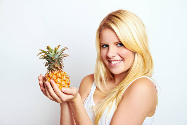 young blonde happy woman with pineapple - Foto, Imagem