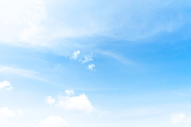 Blauwe lucht, schoon weer, tijd vervalt blauw mooie lucht. Wolken en lucht, White Clouds & Blue Sky, - Foto, afbeelding