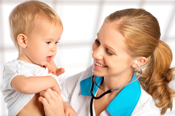 baby and doctor pediatrician. doctor listens to the heart with s - Фото, зображення