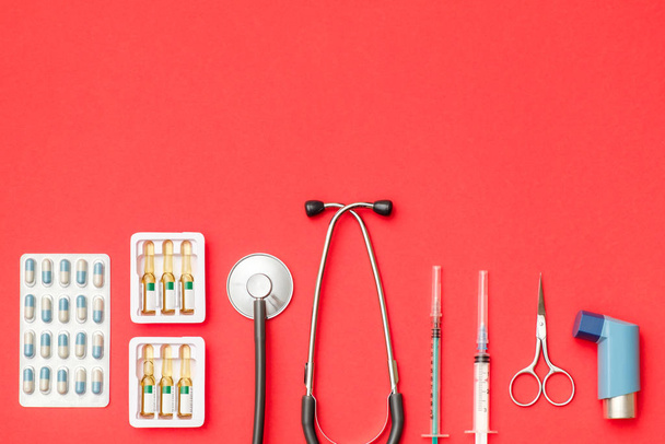 Flat lay of medical tools on colored background - Foto, Imagen