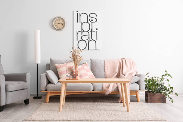 Интерьер современного номера с удобным диваном - Фото, изображение