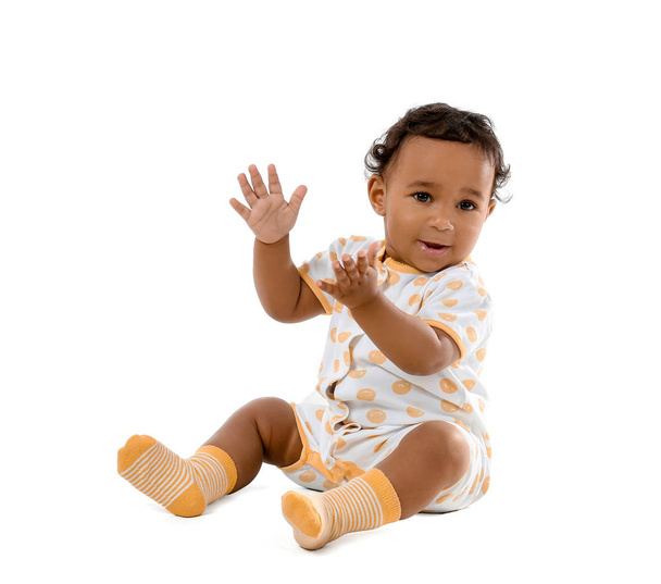 Leuke Afro-Amerikaanse baby geïsoleerd op wit - Foto, afbeelding