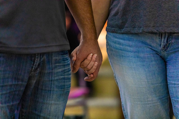 closeup páru, drželi se za ruce - Fotografie, Obrázek
