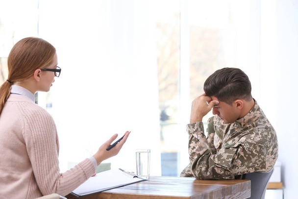 Psychotherapist working with military officer in office - Foto, immagini