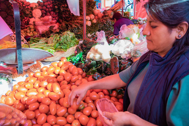 Женщина покупает овощи и фрукты
 - Фото, изображение