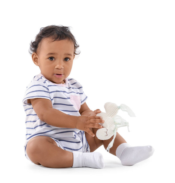 かわいいアフリカ系アメリカ人の赤ちゃんは白い上に隔離された - 写真・画像