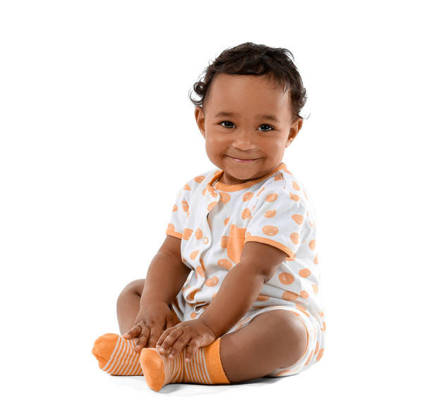 Χαριτωμένο Αφρο-Αμερικανικό μωρό απομονωμένο σε λευκό - Φωτογραφία, εικόνα