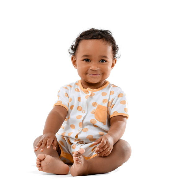 Χαριτωμένο Αφρο-Αμερικανικό μωρό απομονωμένο σε λευκό - Φωτογραφία, εικόνα