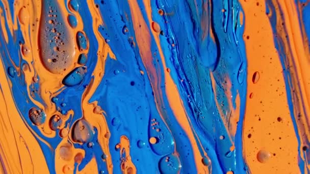 Abstract close-up textuur van olie met oranje, gele en blauwe verf. behang - Video