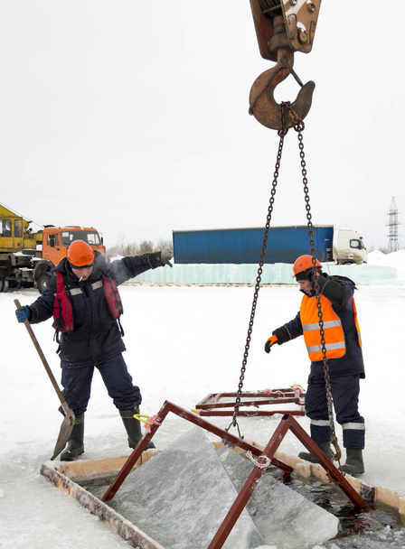 Slinger vangt ijsblokken in een baan - Foto, afbeelding
