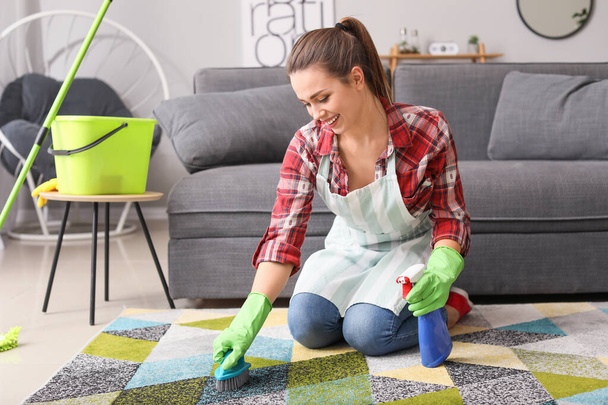Giovane casalinga pulizia del suo appartamento
 - Foto, immagini