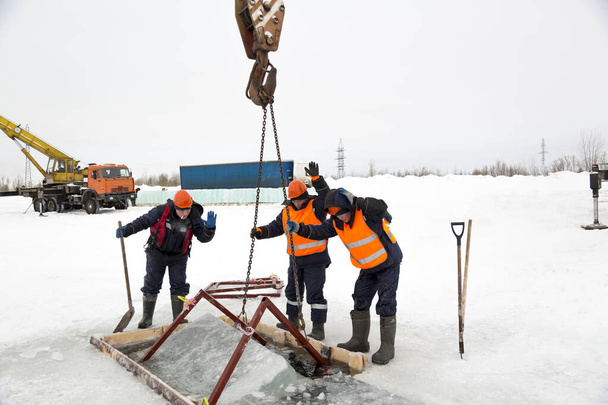 Slinger vangt ijsblokken in een baan - Foto, afbeelding