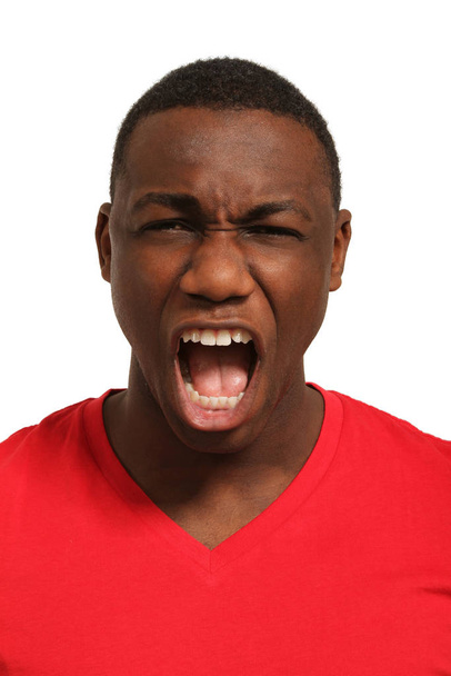 nuori afrikkalainen mies huutaa eristyksissä valkoisella taustalla - Valokuva, kuva