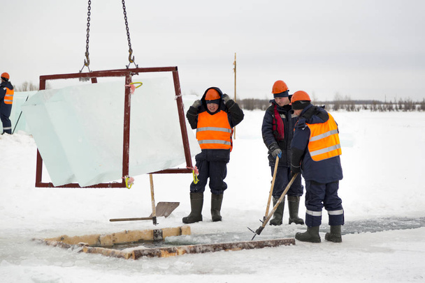 Slinger kontroluje powstawanie bloków lodu - Zdjęcie, obraz