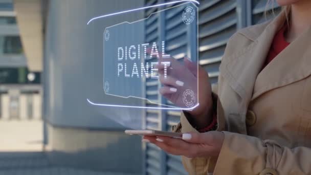 Businesswoman interaguje s Hud Digital planet - Záběry, video