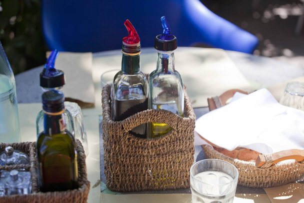 Vinegar and oil inside a wicker basket - Foto, imagen