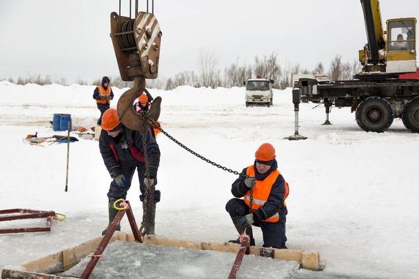 Werknemers vangen ijsblokken in de baan - Foto, afbeelding