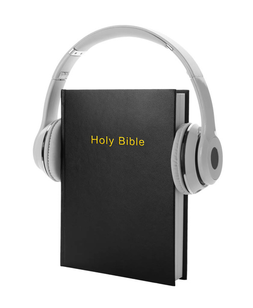 Bible a sluchátka na bílém pozadí. Náboženská audiokniha - Fotografie, Obrázek
