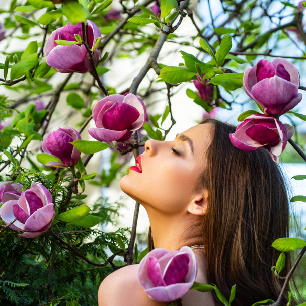 Bahar Magnolia çiçek arkaplanındaki moda bahar kadını. Bahar çiçeğinin arkasındaki kadın.. - Fotoğraf, Görsel