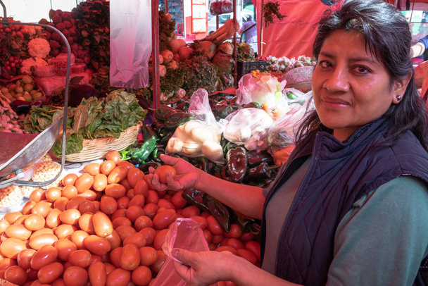 Женщина покупает овощи и фрукты
 - Фото, изображение