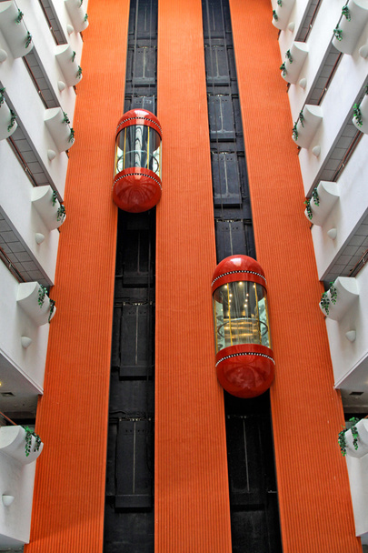 paisaje moderno ascensor en un hotel comerciantes, China
 - Foto, Imagen