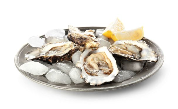 Assiette avec de savoureuses huîtres froides sur fond blanc
 - Photo, image